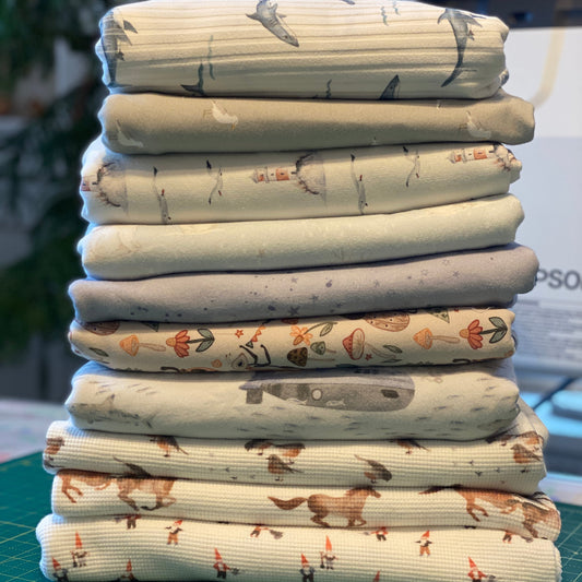 7.8 lbs Family Fabrics Bundle - Bundle 1